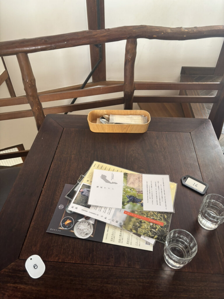 北千住駅から徒歩5分にある人気カフェ「寛味堂(かんみどう)」。移転リニューアルした古民家風の店内で、和定食や季節のスイーツを楽しめるお店です。店内の雰囲気や席の構成についての内容です。