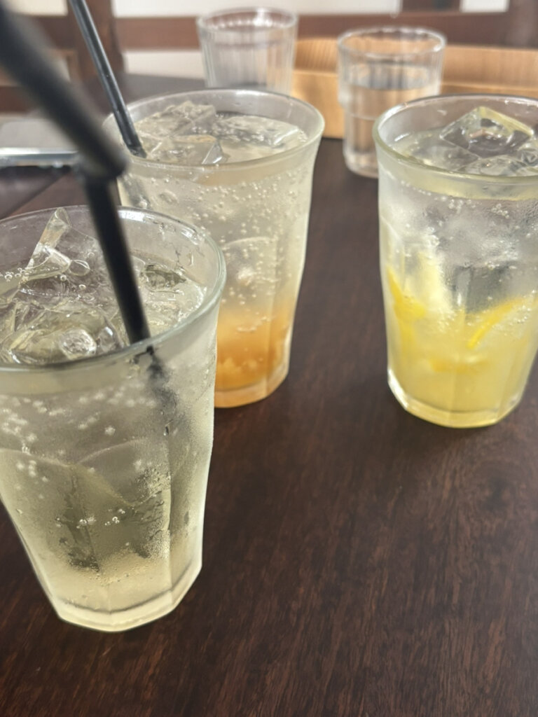 北千住駅から徒歩5分にある人気カフェ「寛味堂(かんみどう)」。移転リニューアルした古民家風の店内で、和定食や季節のスイーツを楽しめるお店です。
ドリンク