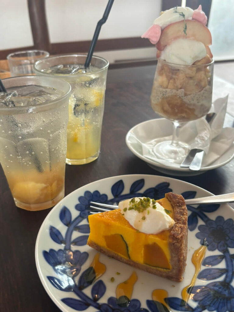 北千住駅から徒歩5分にある人気カフェ「寛味堂(かんみどう)」。移転リニューアルした古民家風の店内で、和定食や季節のスイーツを楽しめるお店です。数量限定の「かぼちゃとのプリンタルト」