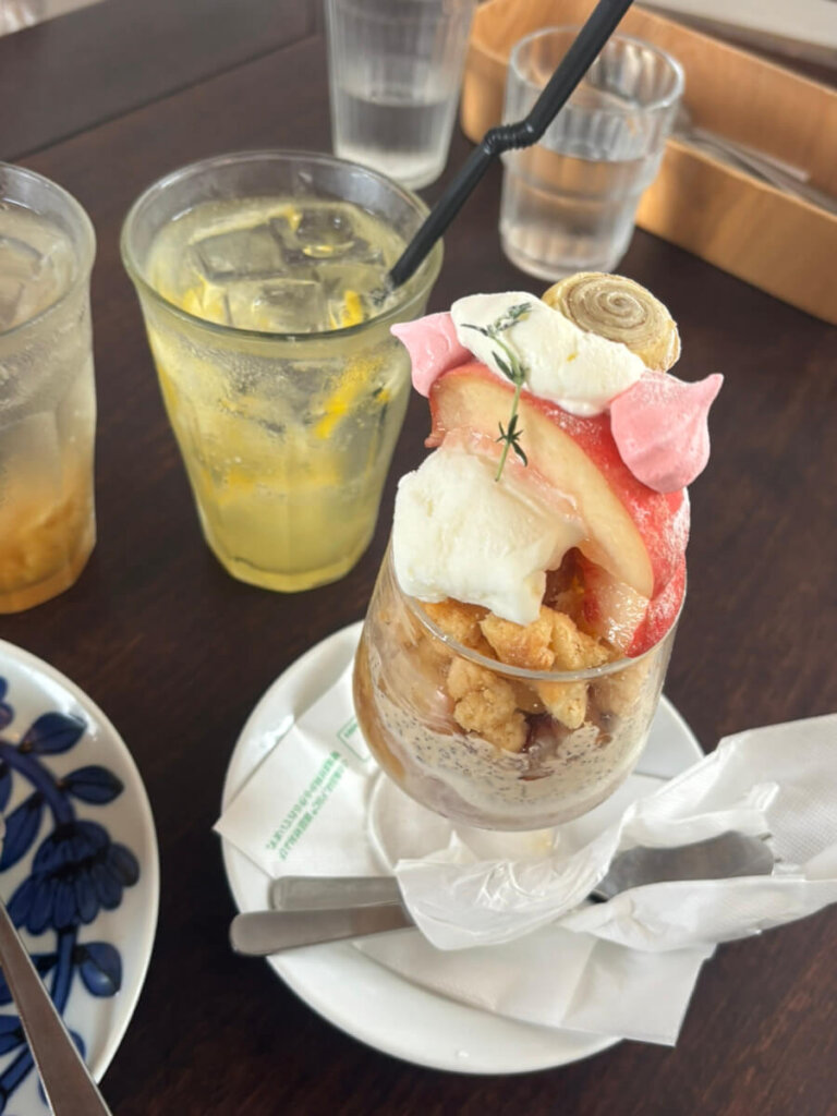 北千住駅から徒歩5分にある人気カフェ「寛味堂(かんみどう)」。移転リニューアルした古民家風の店内で、和定食や季節のスイーツを楽しめるお店です。
季節限定の「桃と紅茶のパフェ」