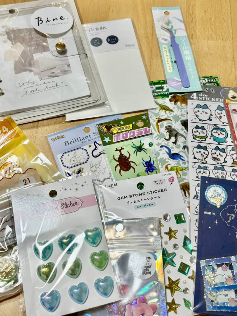 100均シールと市販のシール帳を使えば、誰でも簡単にかわいいシール帳が作れます♡
初心者向けに、シール帳とは何か・作り方・おすすめの使い方まで紹介!使った100均と好きなシールの紹介