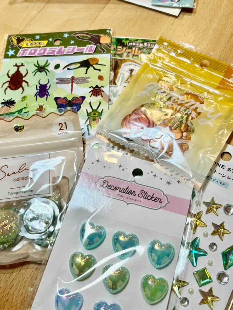 100均シールと市販のシール帳を使えば、誰でも簡単にかわいいシール帳が作れます♡ 初心者向けに、シール帳とは何か・作り方・おすすめの使い方まで紹介!使った100均と好きなシールの紹介