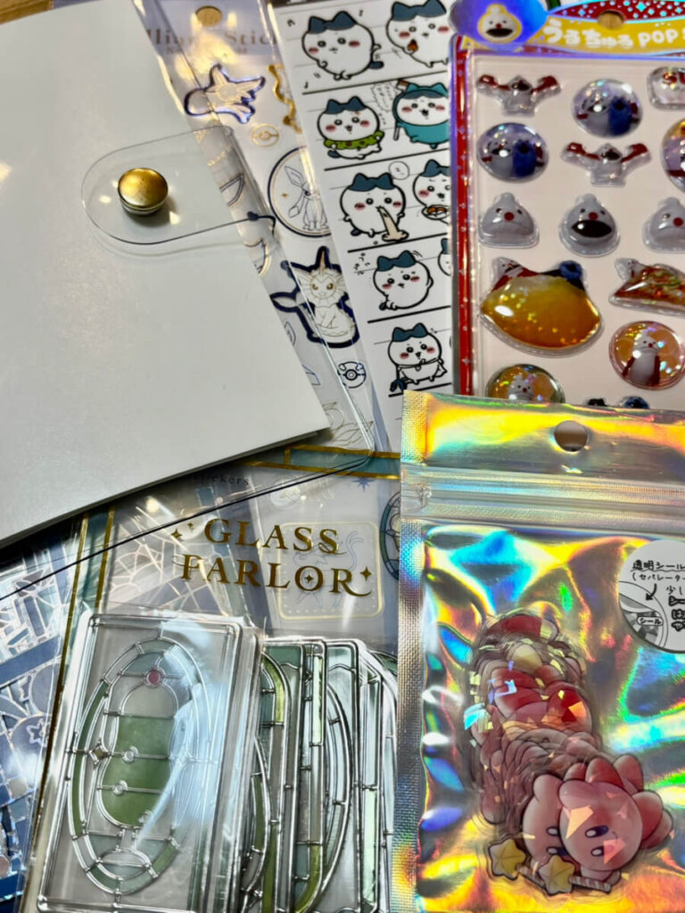 100均シールと市販のシール帳を使えば、誰でも簡単にかわいいシール帳が作れます♡
初心者向けに、シール帳とは何か・作り方・おすすめの使い方まで紹介!使った100均と好きなシールの紹介