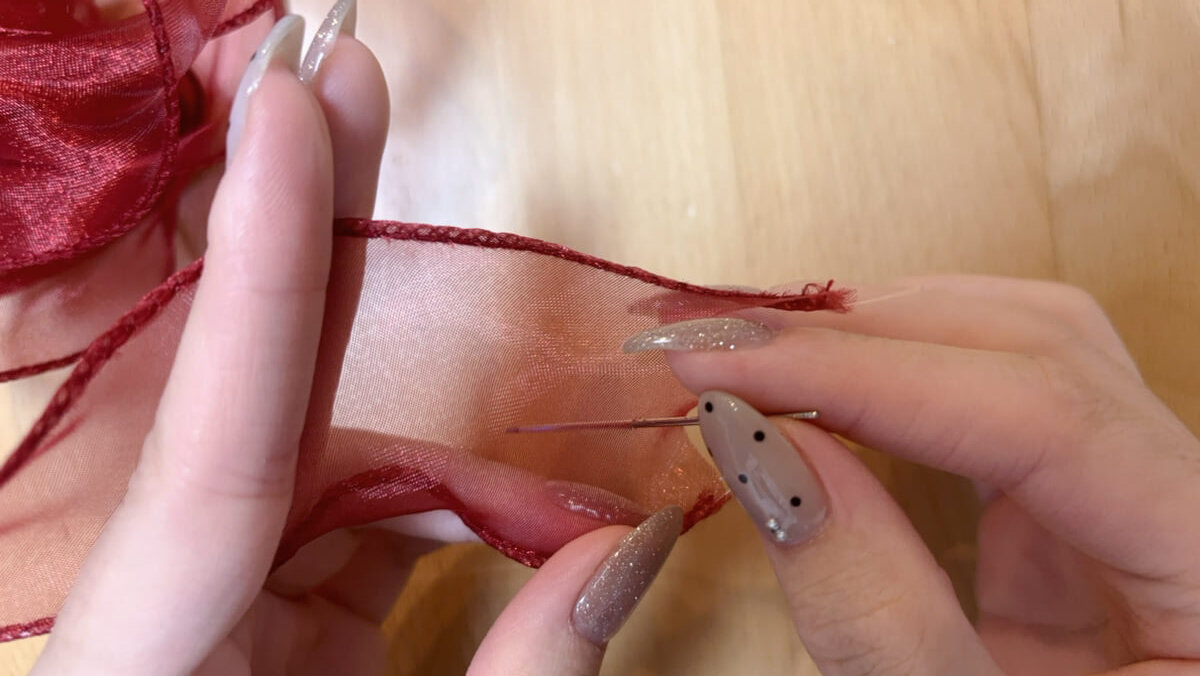 100均リボンで作れるかわいいリボンフラワーの作り方。