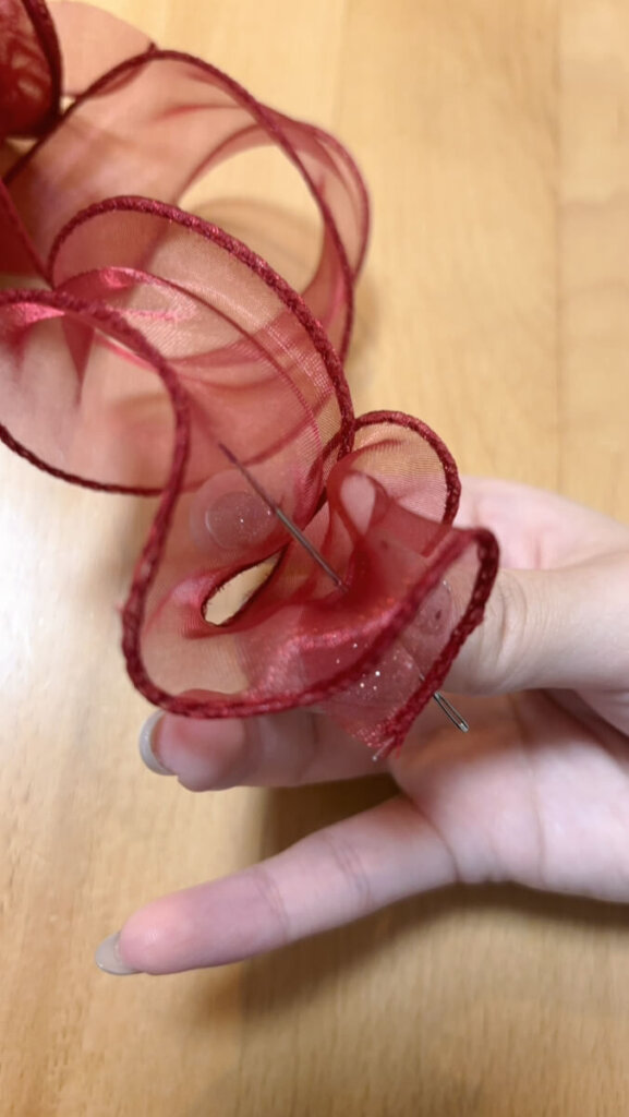 100均リボンで作れるかわいいリボンフラワーの作り方。