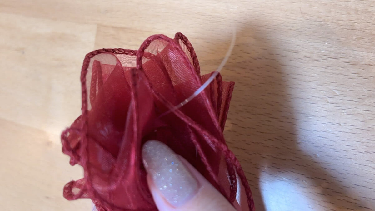 100均リボンで作れるかわいいリボンフラワーの作り方。