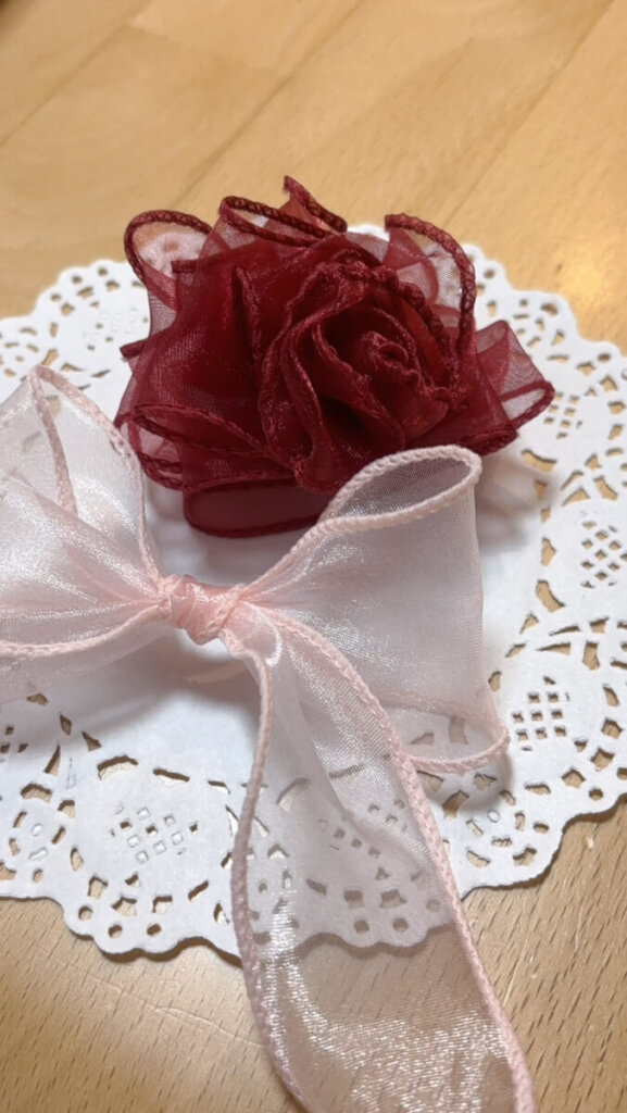 100均リボンで作れるかわいいリボンフラワーの作り方を紹介。初心者でもハサミと針があれば簡単に作れます。所要時間5分!海外の最新トレンドのリボンフラワー。ヘアアクセやプレゼントの飾りにもおすすめです。